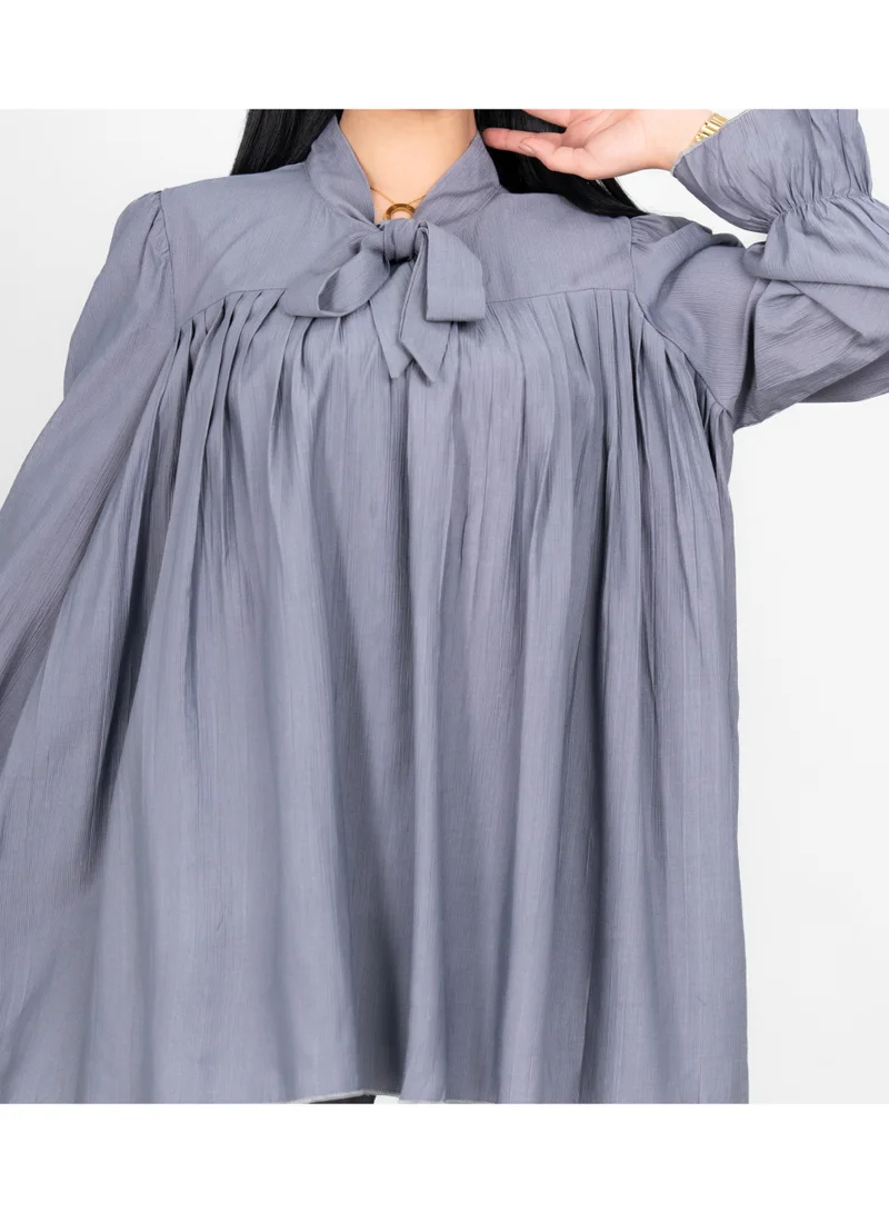 اكسا طقم عصري من قطعتين، بلوزة وبنطال بلون موحد، مزين بفيونكة